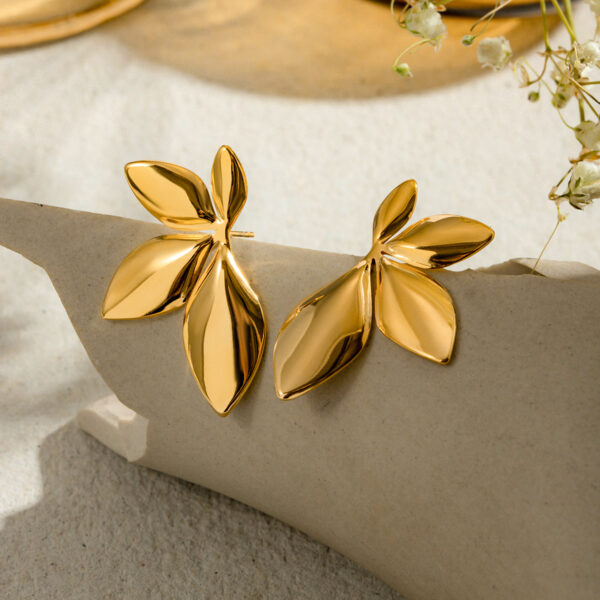 Rosette Curve Earrings