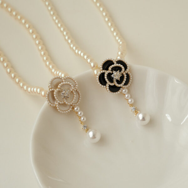 Aesthetic Floral Pearl Necklace