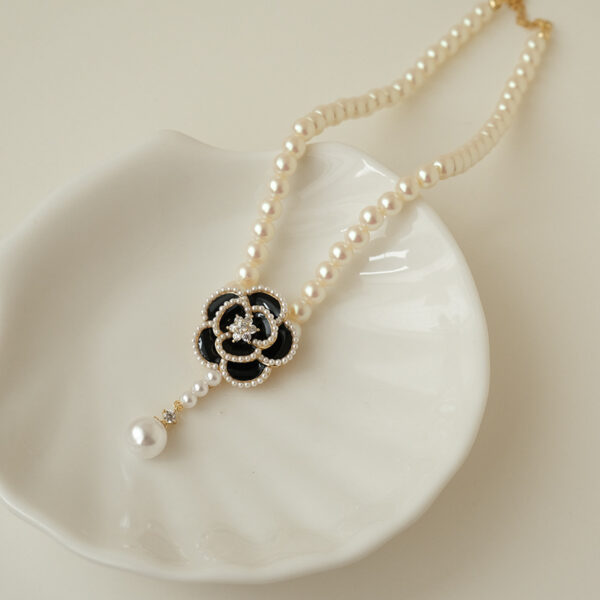 Aesthetic Floral Pearl Necklace - Image 5