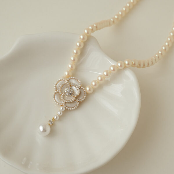 Aesthetic Floral Pearl Necklace - Image 2