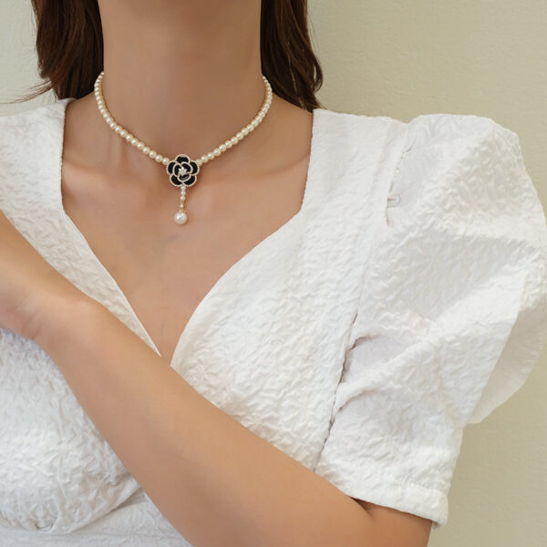 Aesthetic Floral Pearl Necklace - Image 3