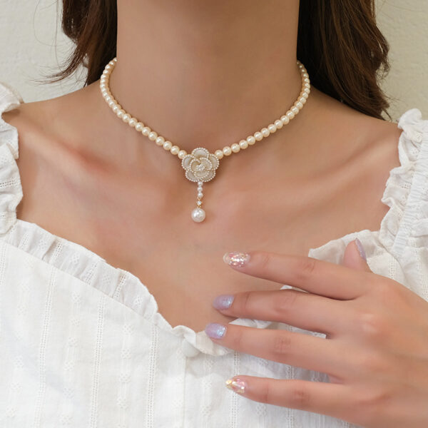 Aesthetic Floral Pearl Necklace - Image 4