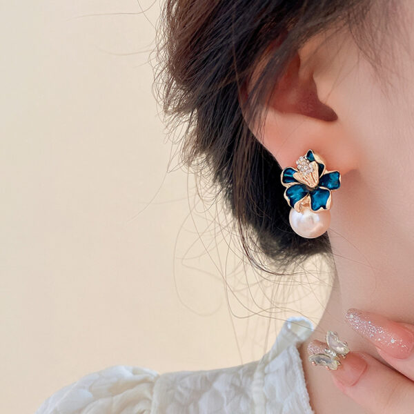 Hibiscus Love Earrings - Image 2
