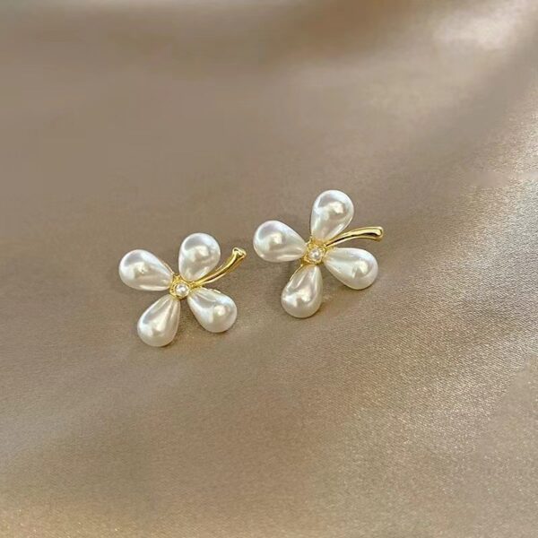 Pearlaine Stud Earrings