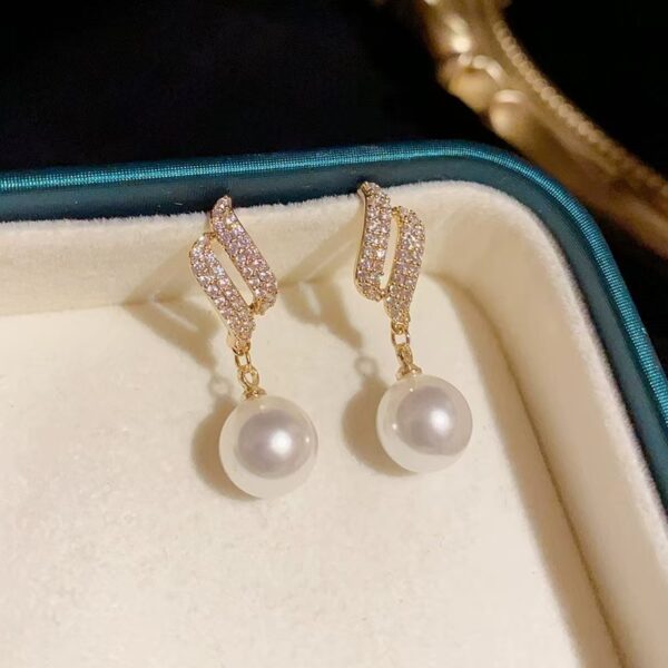 Auriel Pearl Earrings - Image 4