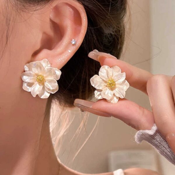 Vacay Daisy Earrings - Image 2