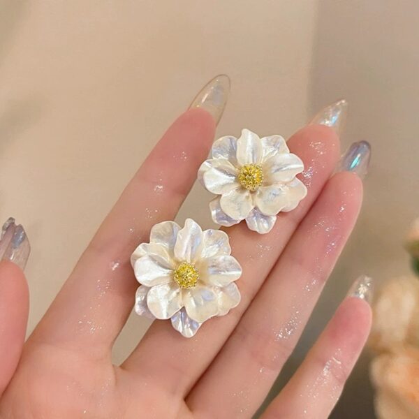 Vacay Daisy Earrings - Image 3