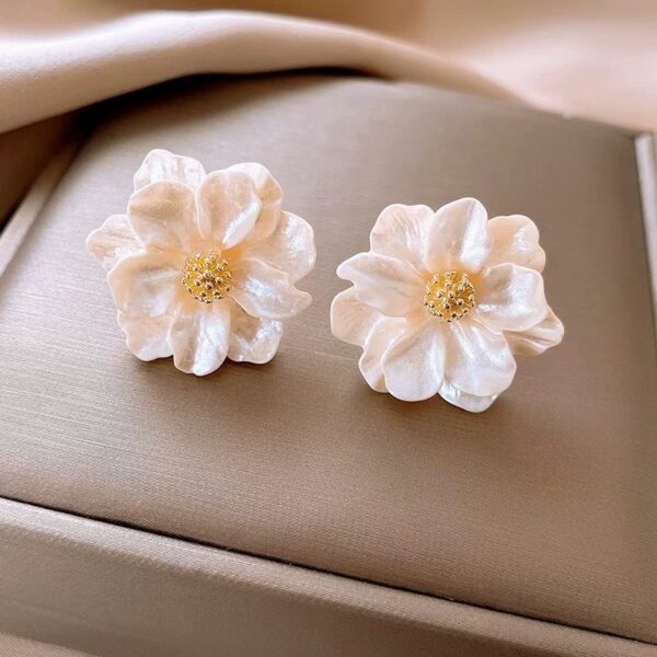 Vacay Daisy Earrings - Image 4
