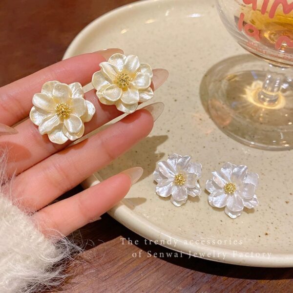 Vacay Daisy Earrings - Image 5